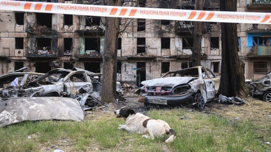 Na snímke miesto posledného raketového útoku na mesto Kryvyj Rih v strednej časti Ukrajiny v utorok 13. júna 2023. Raketový útok na Kryvyj Rih si vyžiadal už 10 obetí a 28 zranených.