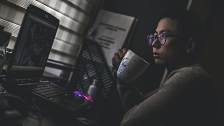 človek za počítačom v noci