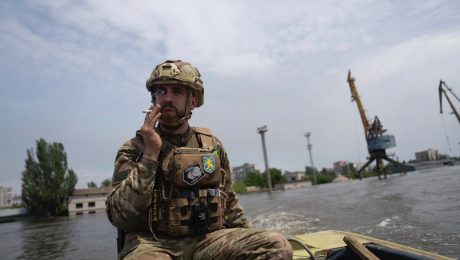 Ukrajinský vojak na zaplavenej oblasti počas ukrajinskej ofenzívy