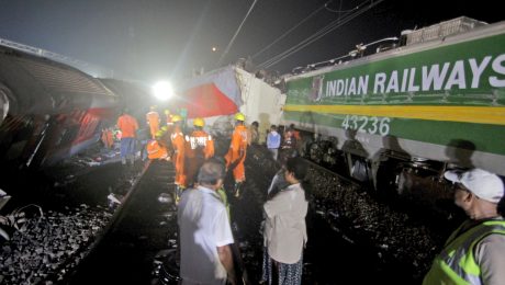 Následky tragickej nehody vlakov v Indii, pri ktorej sa zranilo i zahynulo množstvo osôb.