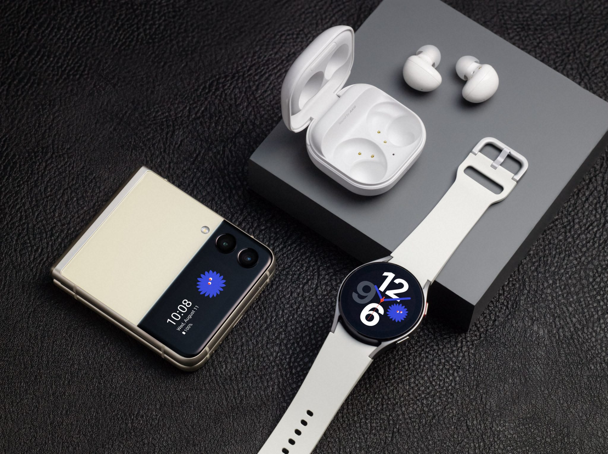 02_03 B2 Eco System_03_galaxyzflip3_5g_cream_galaxywatch4_silver_galaxybuds2_white_H
