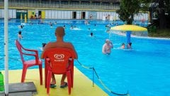 Na kúpalisku pri Šali unikla neznáma látka. Ľudí pálili oči, 8 osôb museli odviezť do nemocnice