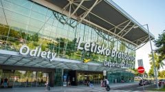 Cesta na letisko v Bratislave sa môže predražiť. Stačí jediná minúta a vodič si zaplatí