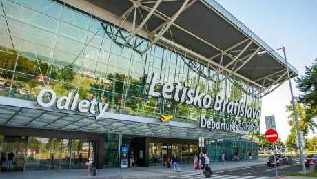 Cesta na letisko v Bratislave sa môže predražiť. Stačí jediná minúta a vodič si zaplatí