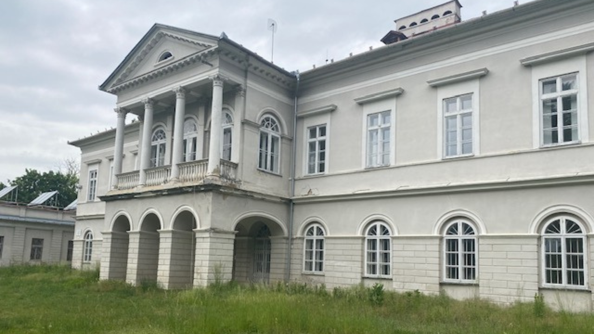 Historický kaštieľ v obci Tajná