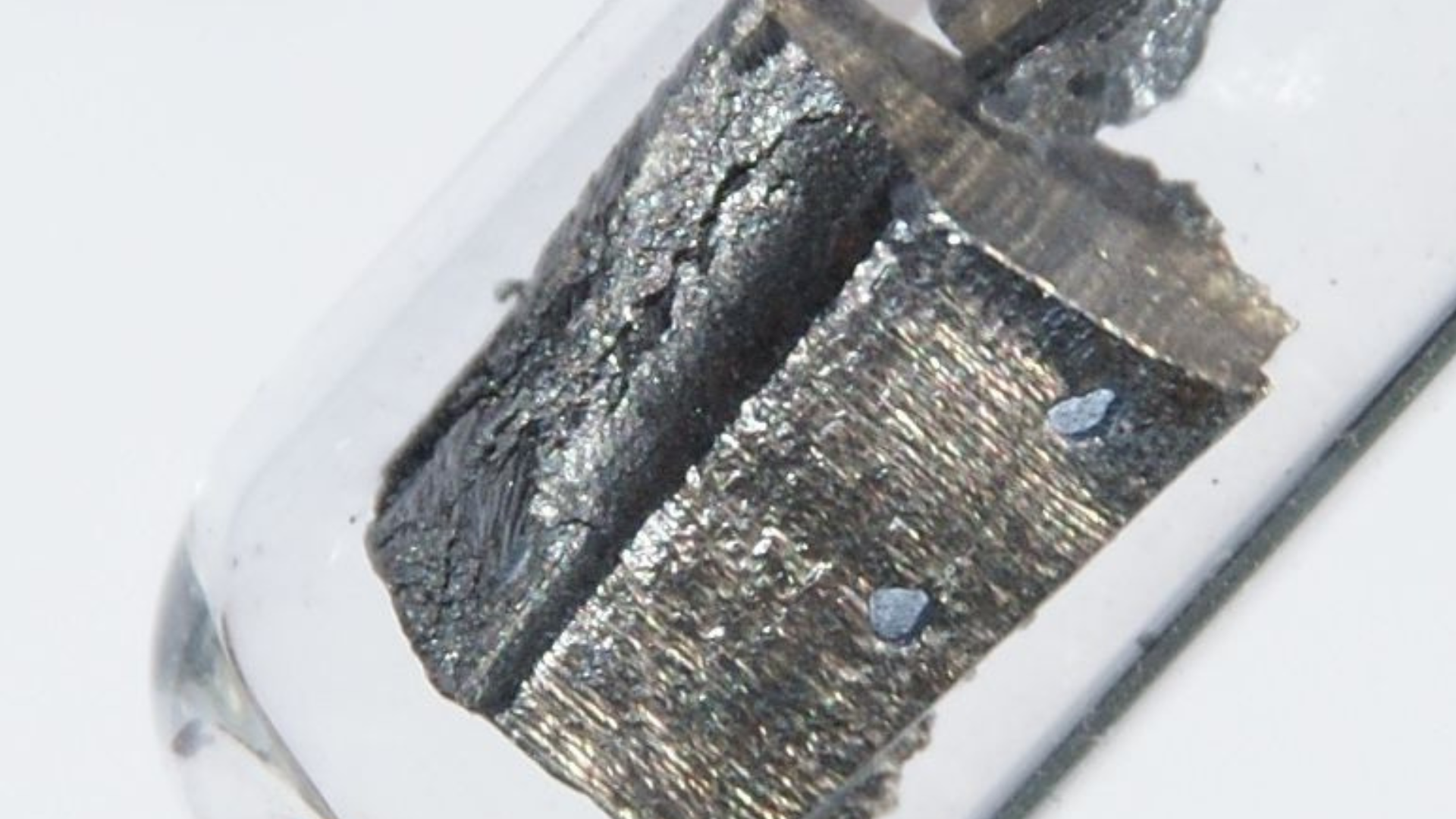 Na obrázku je neodým