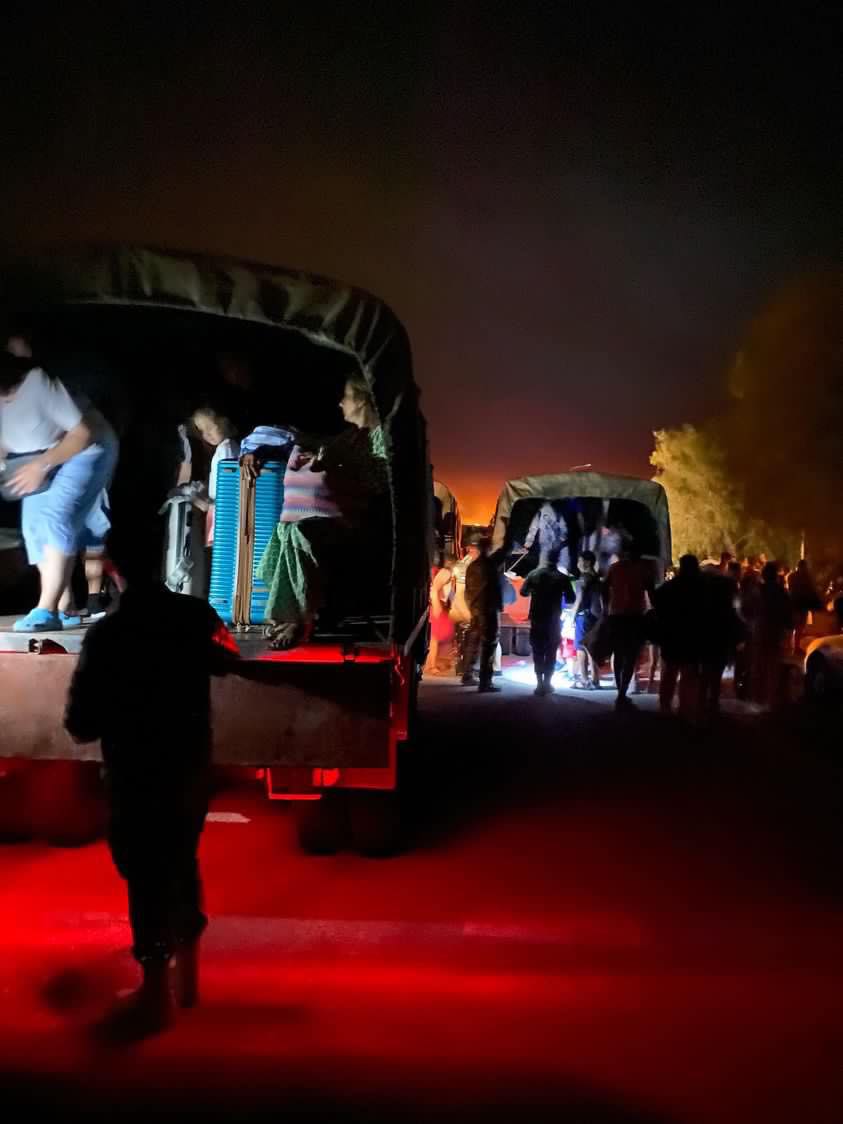 Zábery požiarov v Grécku. Turistov evakuujú v nákladných autách