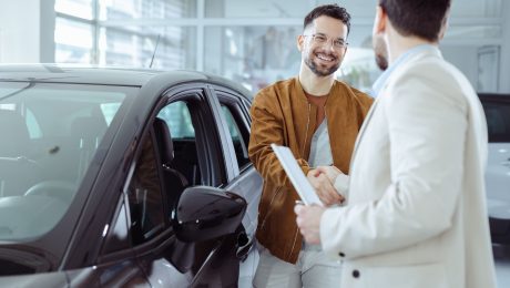 Kúpa auta, predávajúci a kupujúci si podávajú ruky