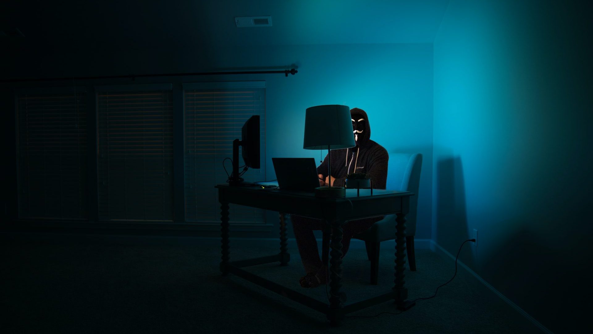 hacker s počítačom