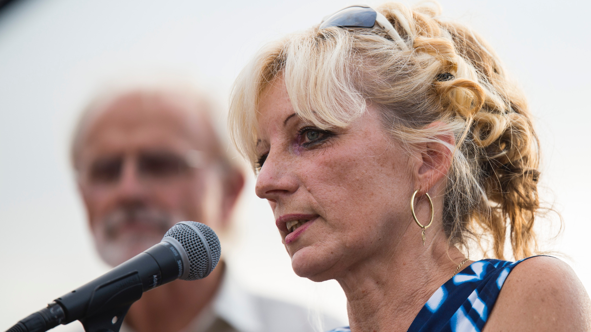 Ľubica Lapinová reční do mikrofónu