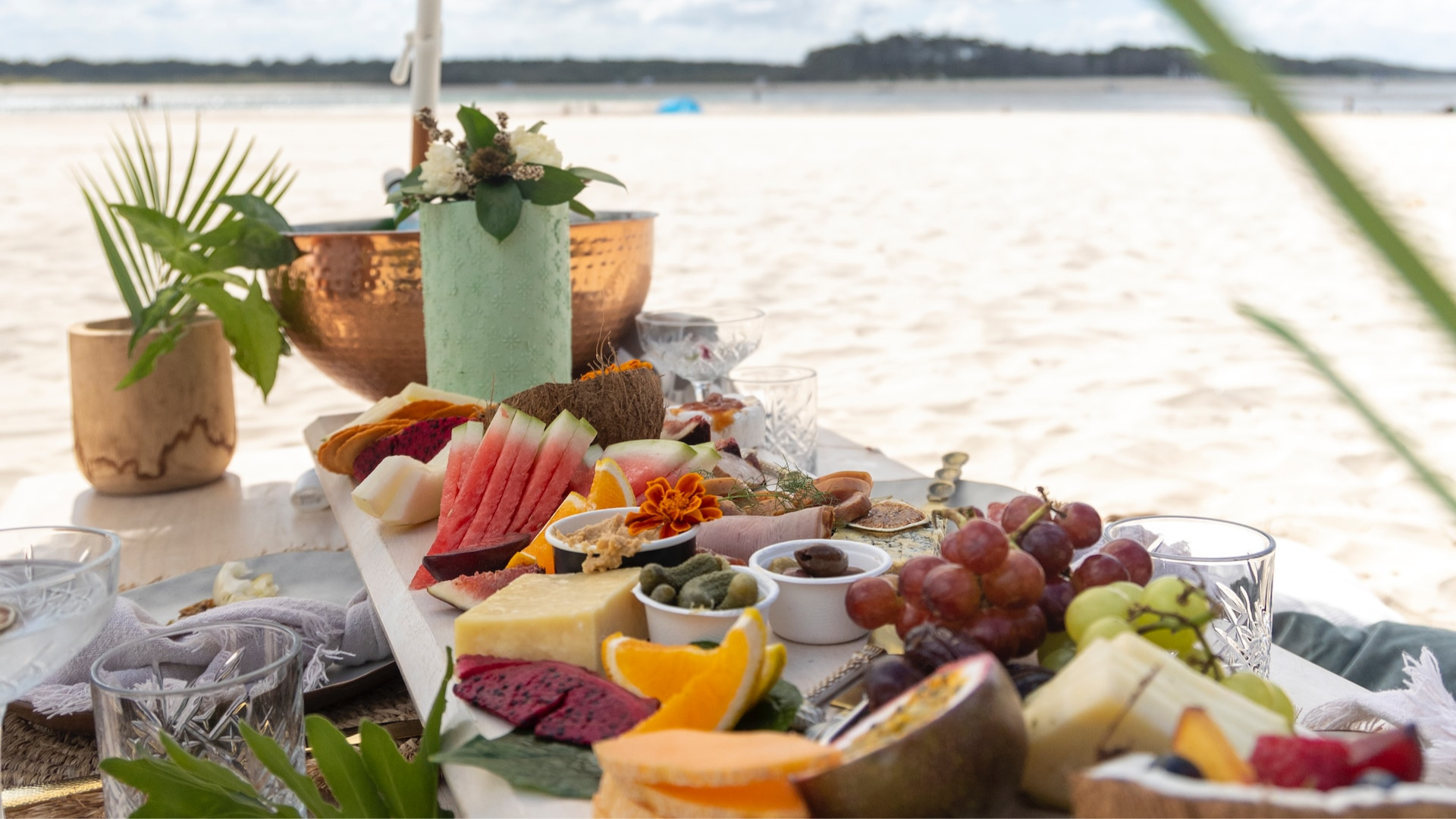 Tácka plan ovocia položená na pláži