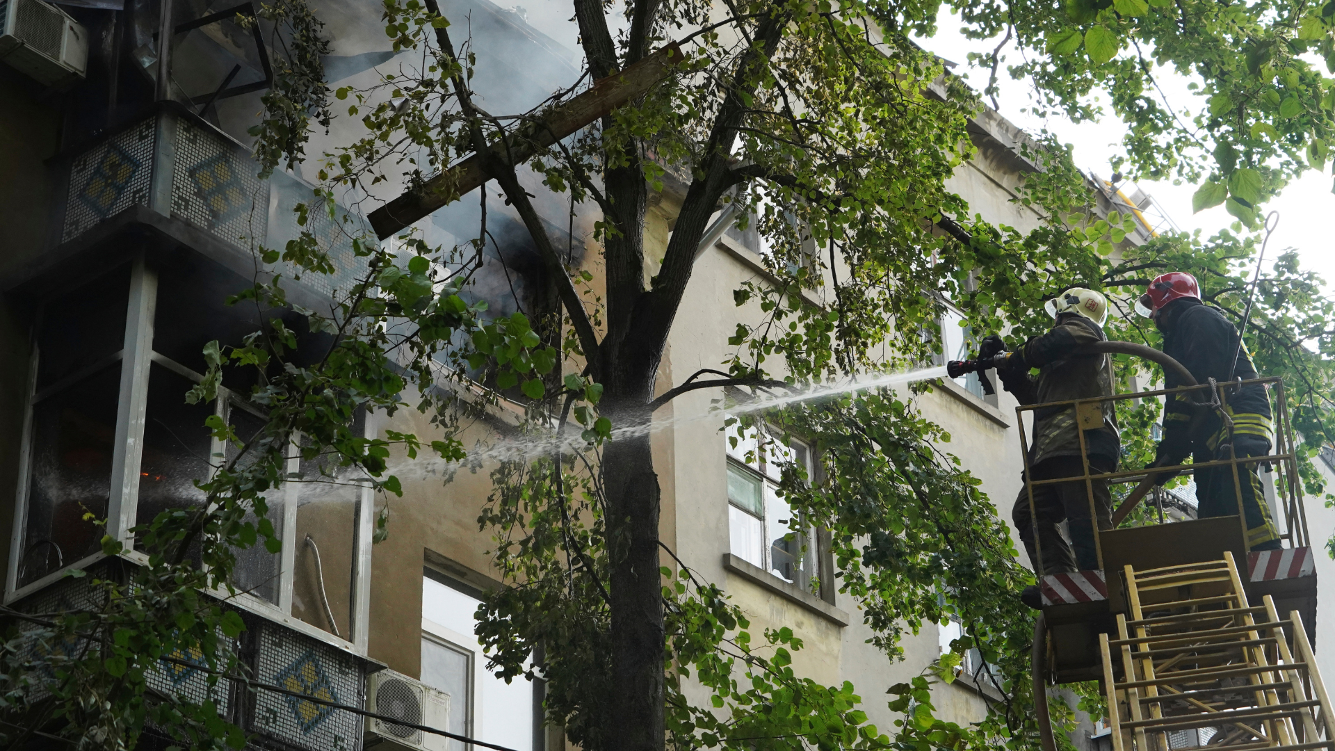 Na snímke hasiči likvidujú požiar v obytnej budove po ruskom útoku na obytnú štvrť