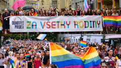 Ľudia na Dúhovom Pride Bratislava držia transparent