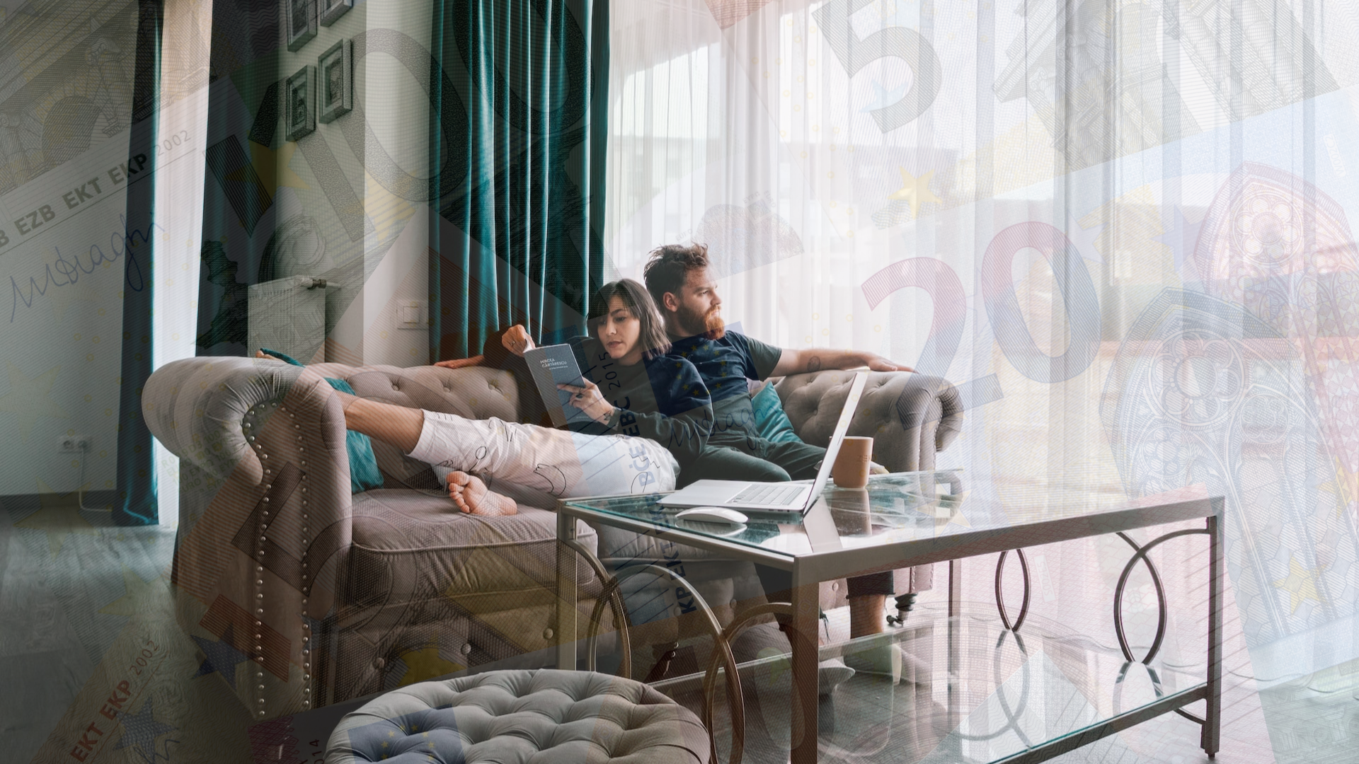 Pár leží spoločne na gauči