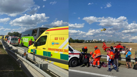 Záchranka a hasiči na mieste nehody