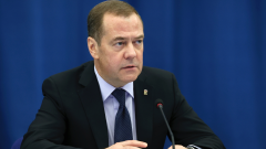 Dmitrij Medvedev reční do mikrofónu