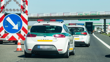 Policajné autá na diaľnici