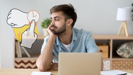 Zamestnanec pracuje, pozerá na čas, hodiny na ruke, pracovný týždeň