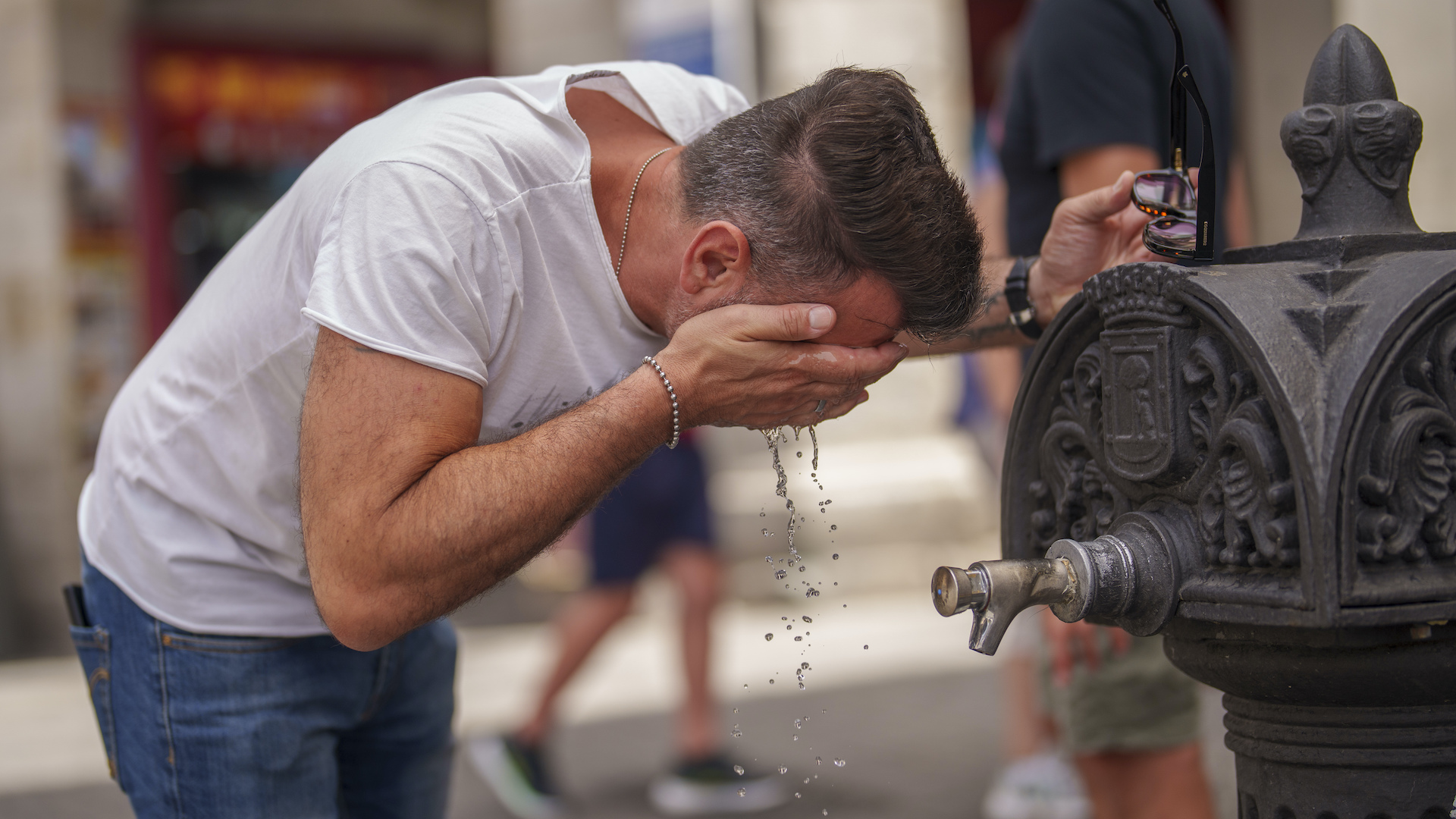 španielsko madrid muž sa osviežuje vo fontáne