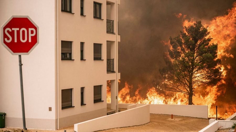 Požiar, ktorý sa rozšíril k budovám v chorvátskej obci Grebaštica