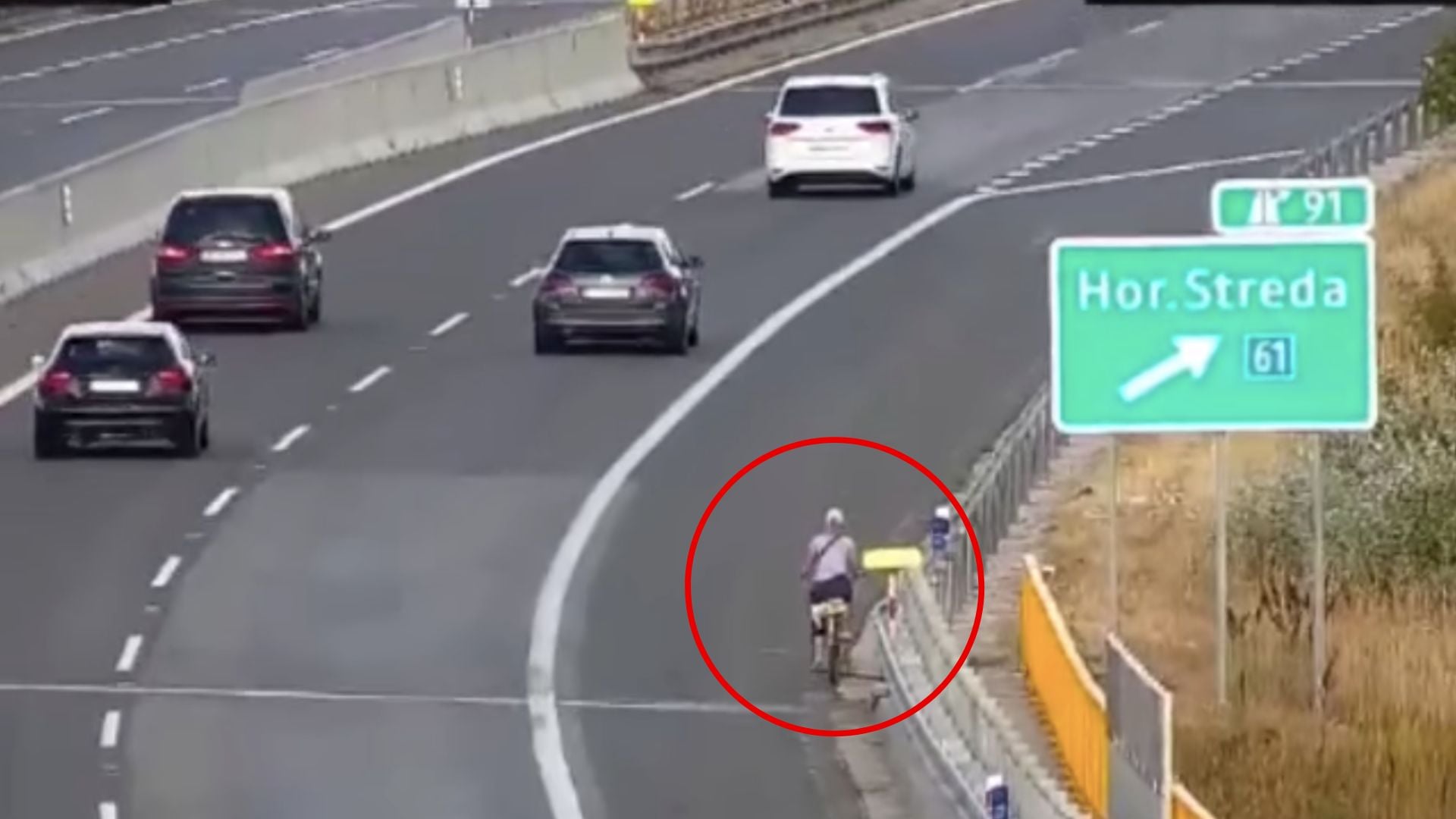 Žena na D1 na bicykli