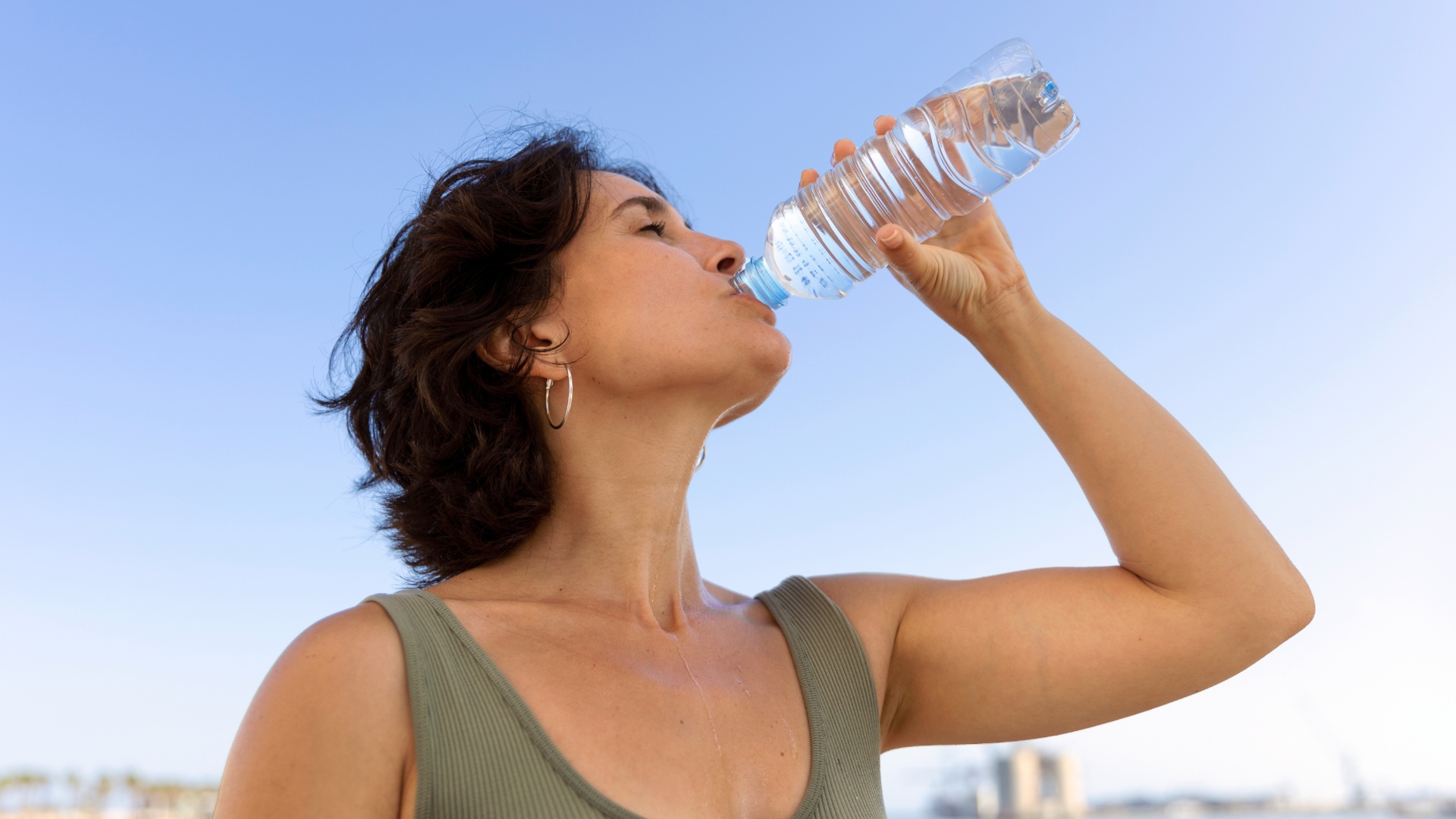 žena pije vodu počas horúčavy