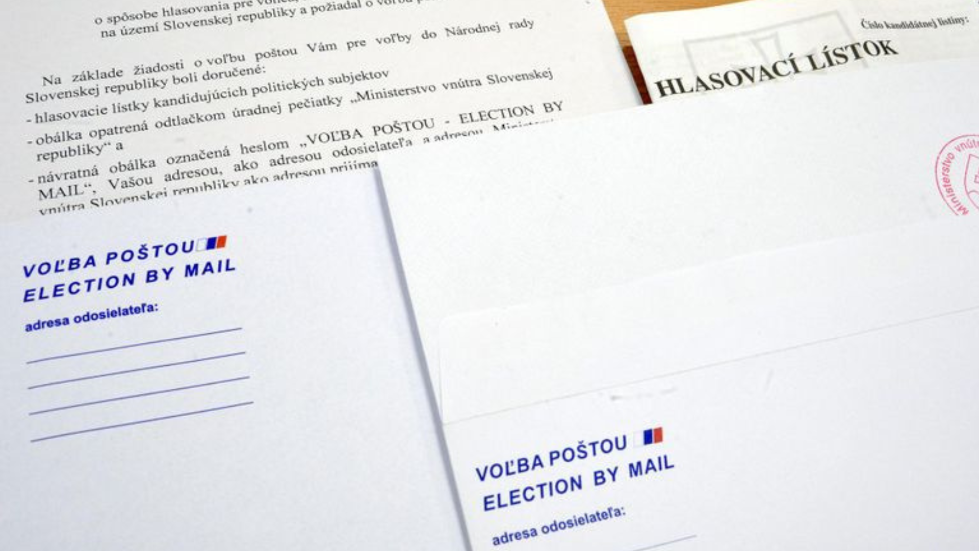 Na obrázku sú obálky a lístky pre voľbu poštou