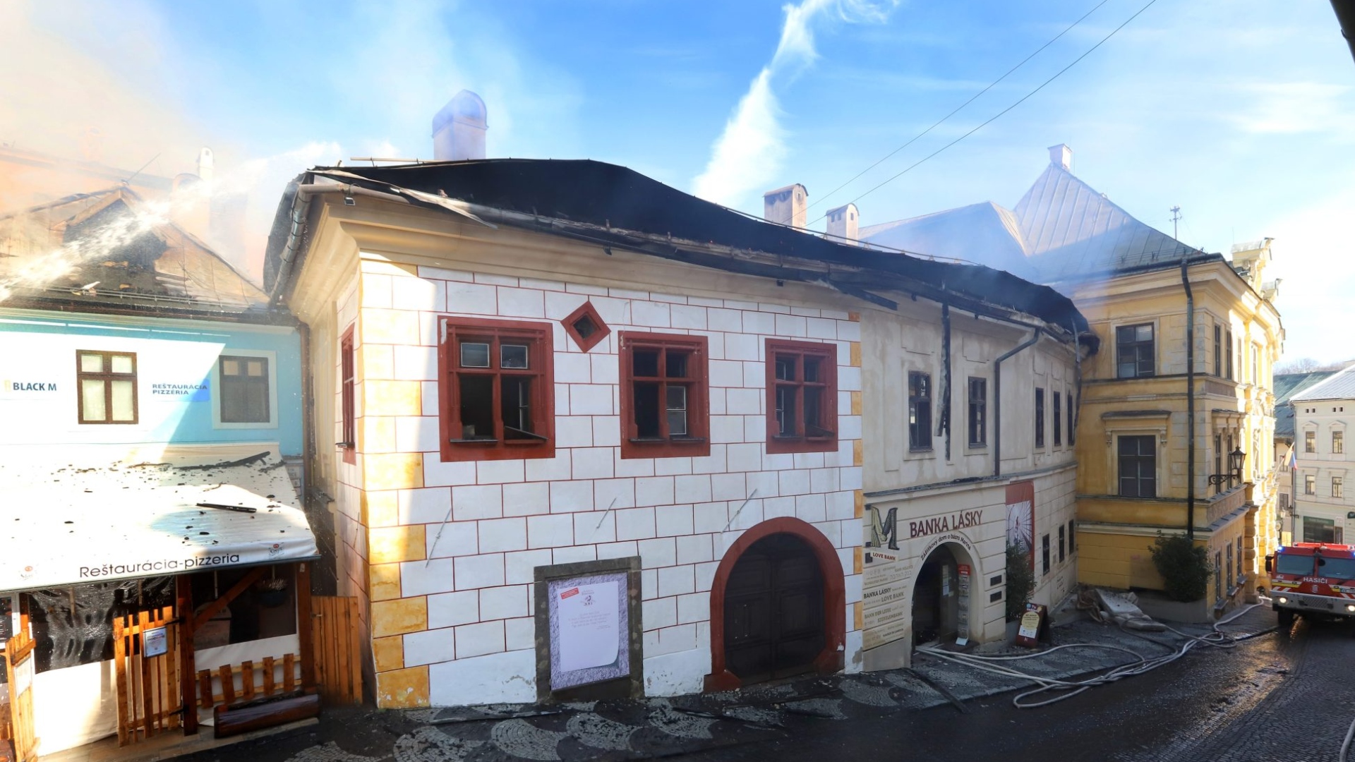 budova banky lásky počas požiaru