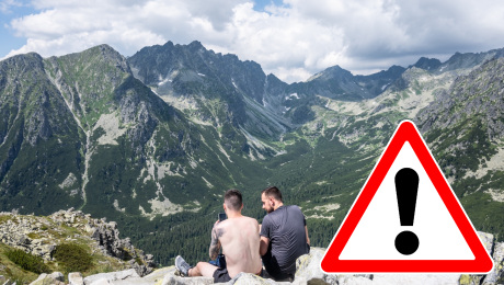 Na snímke turisti oddychujú na vrchu Ostrva a pozerajú sa do Mengusovskej doliny vo Vysokých Tatrách.
