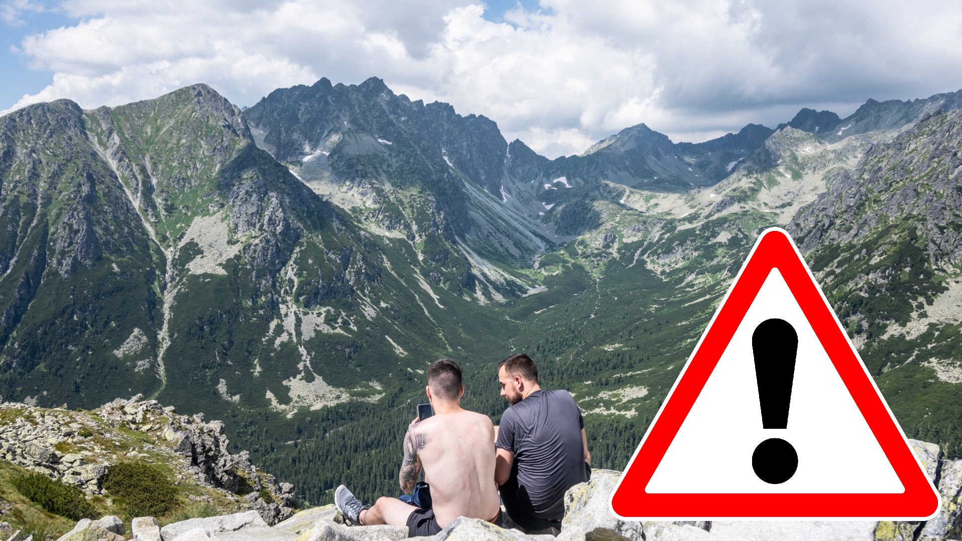 Na snímke turisti oddychujú na vrchu Ostrva a pozerajú sa do Mengusovskej doliny vo Vysokých Tatrách.