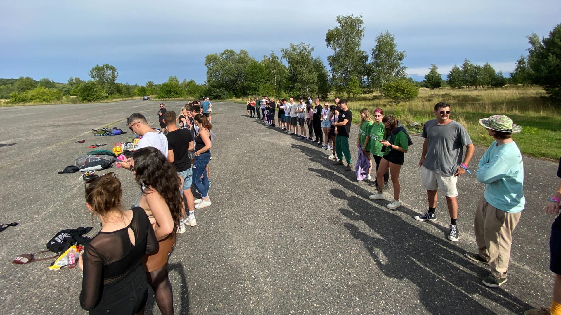 Skupina ľudí v dvojrade