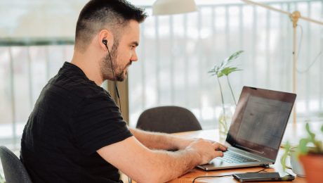 Muž pracuje na notebooku