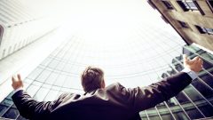 Muž otvára náruč.