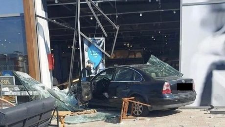 Na snímke je rozbité auto