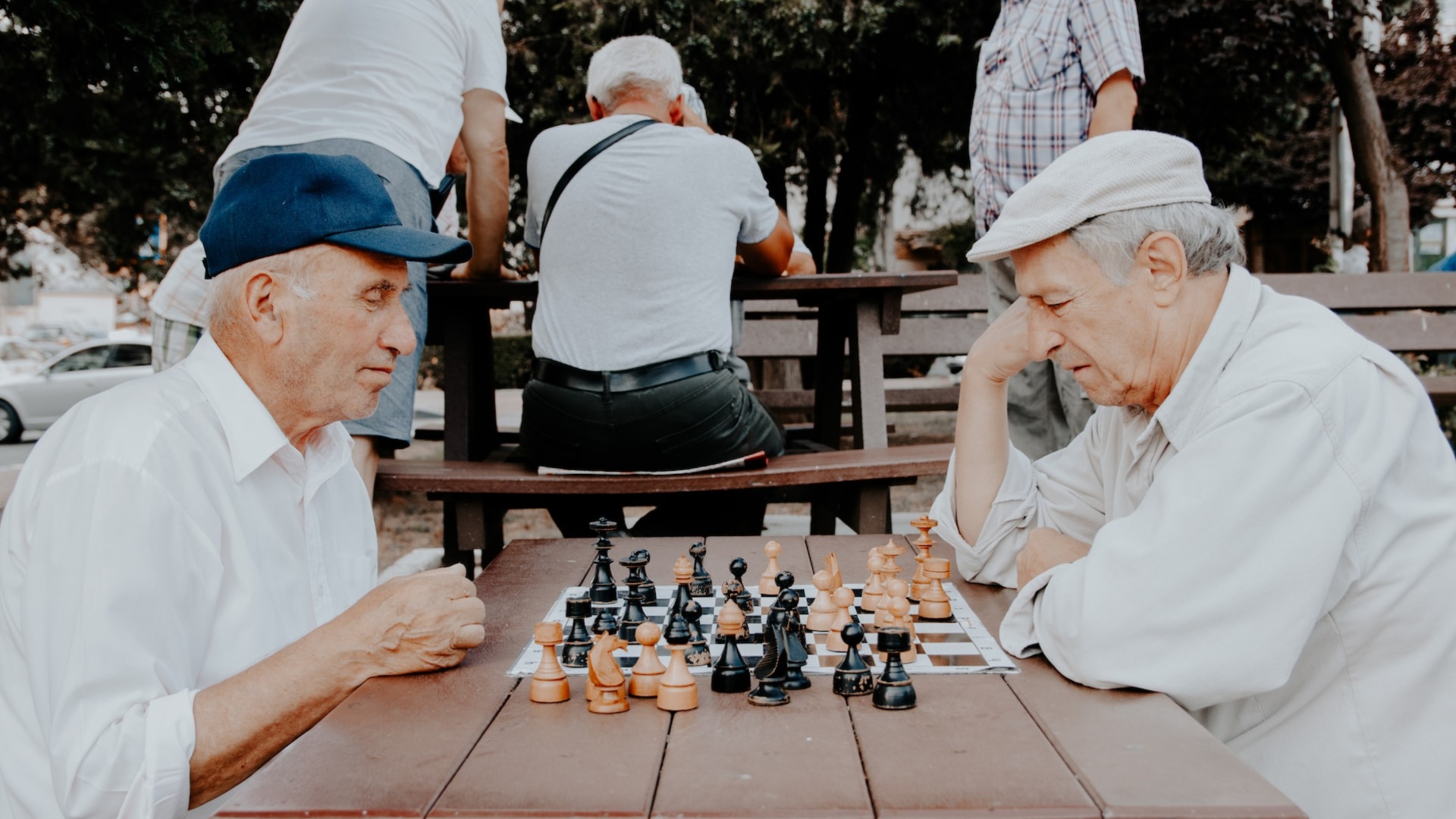 Dvaja muži hrajú šach