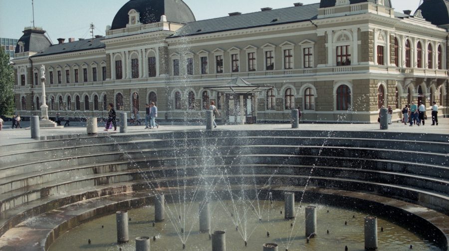 Na archívnej snímke z 28. augusta 1998 fontána na Svätoplukovom námestí, v pozadí budova Nitrianskeho múzea.