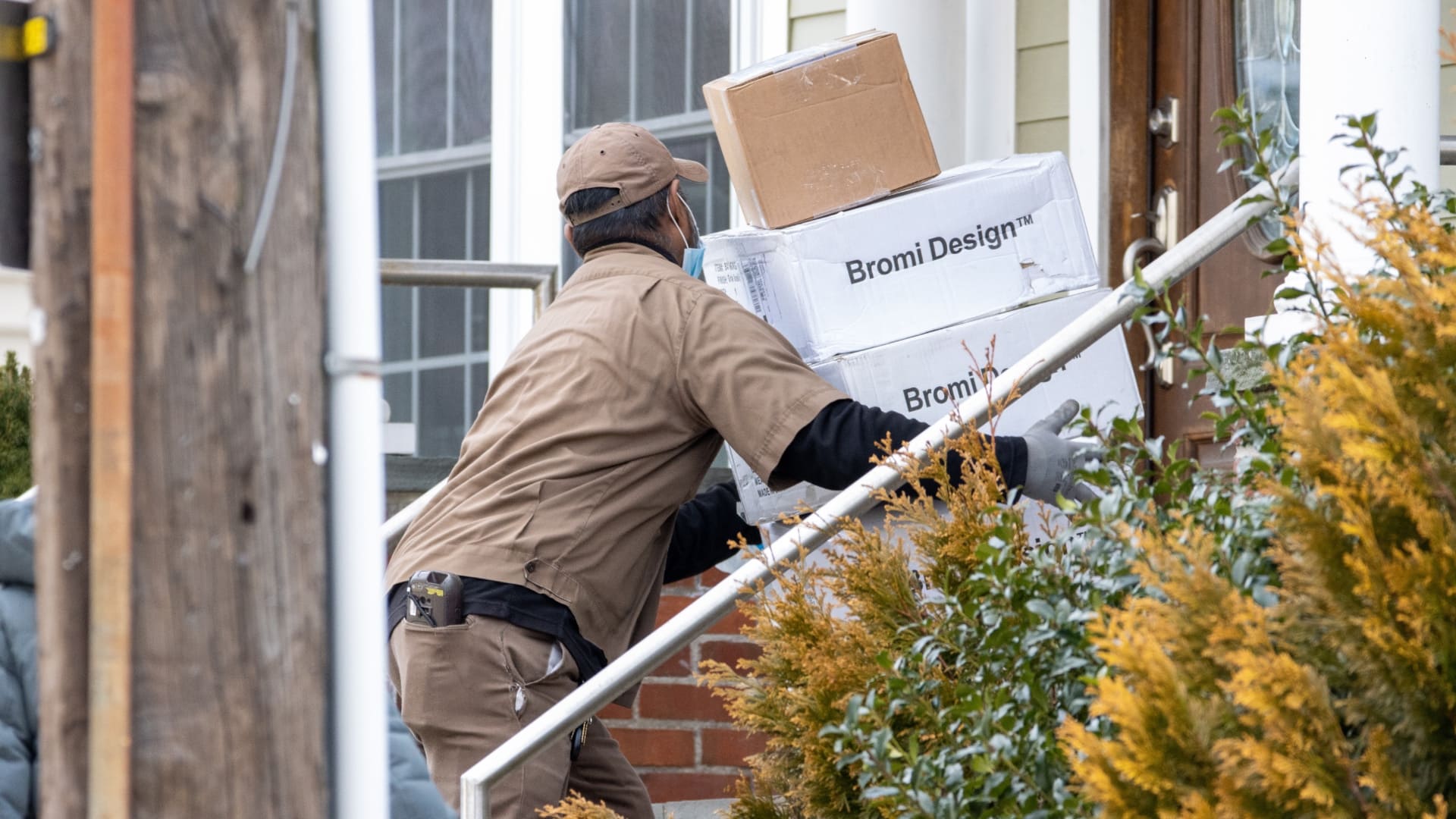 Na snímke je kuriér doručujúci balíky