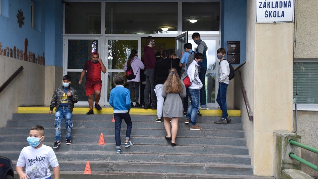 Na snímke sú žiaci pre základnou školou