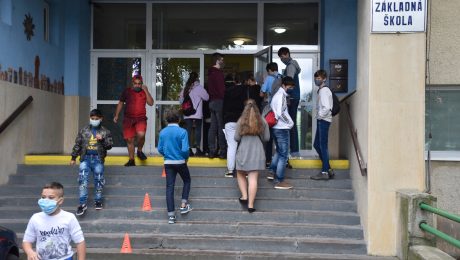 Na snímke sú žiaci pre základnou školou