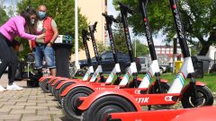 Na snímke sú zdieľané kolobežky