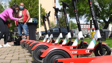 Na snímke sú zdieľané kolobežky