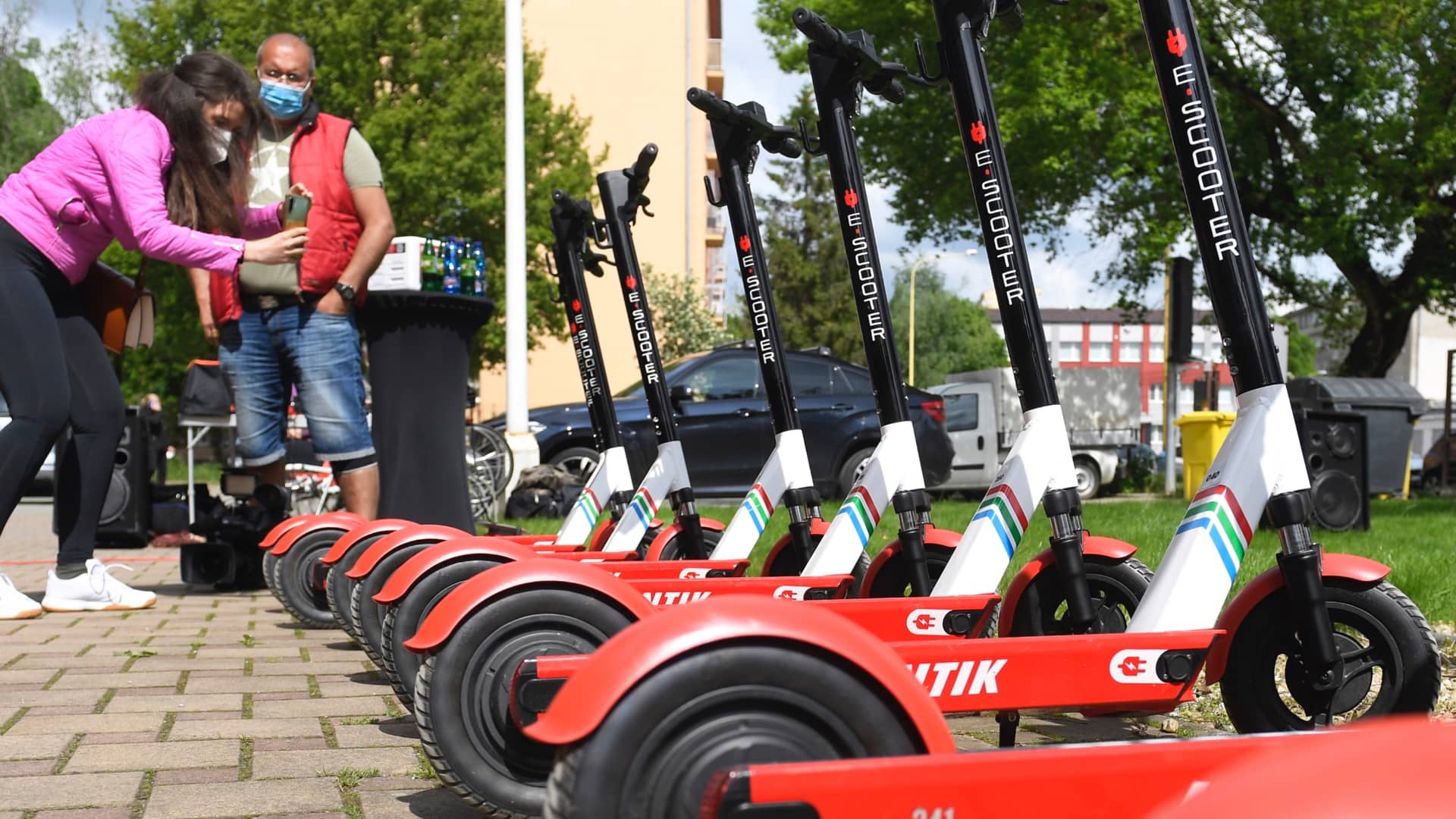Na snímke sú zdieľané kolobežky