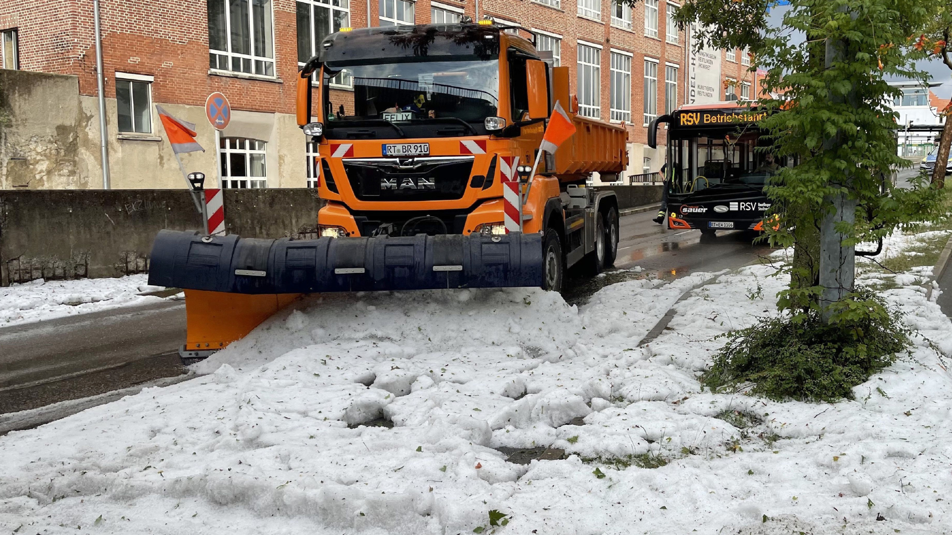 Snežný pluh odstraňuje krúpy z ulíc po búrke v nemeckom meste Reutlingen.