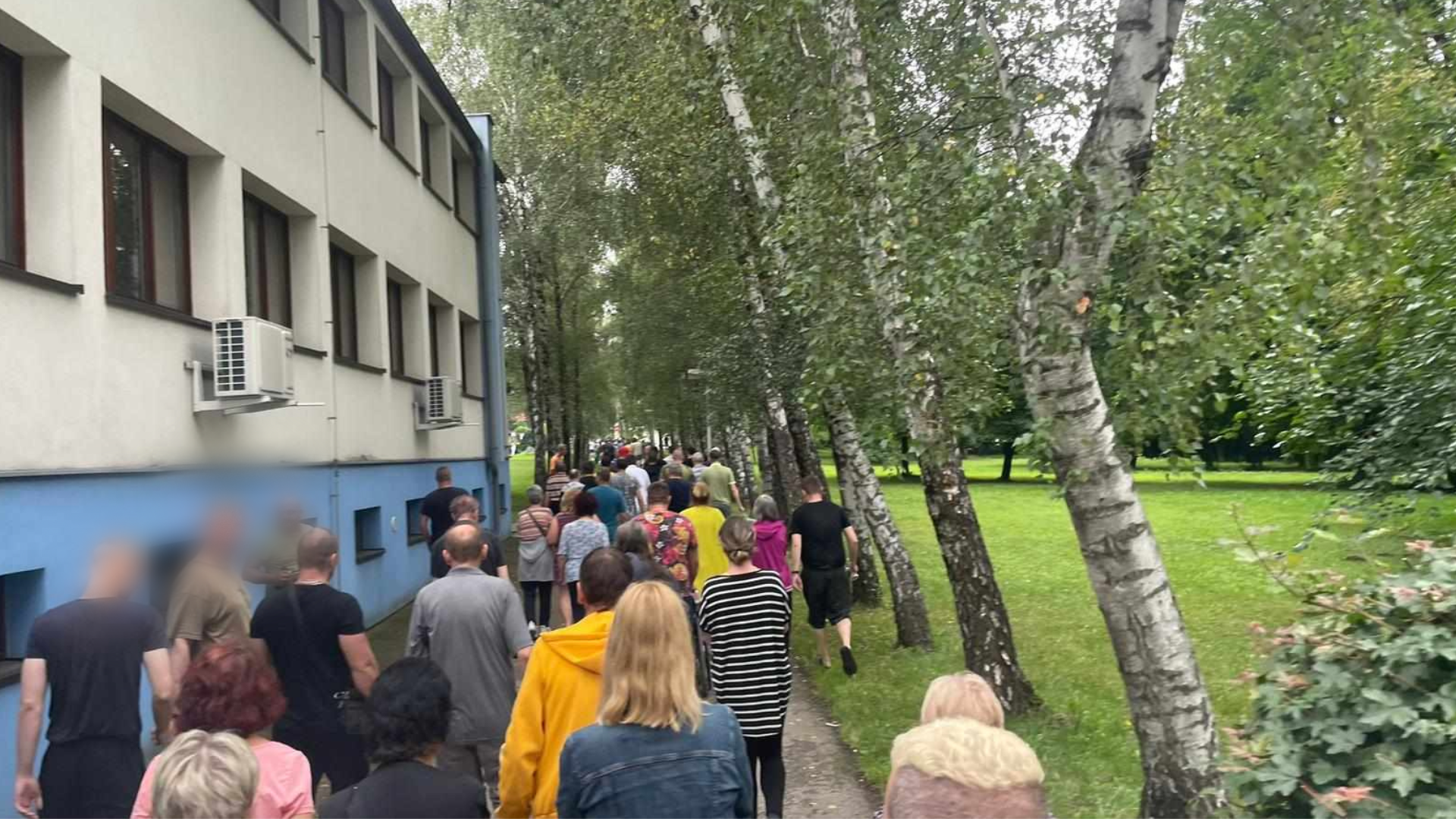 Pacienti sú evakuovaní z psychiatrickej liečebne.