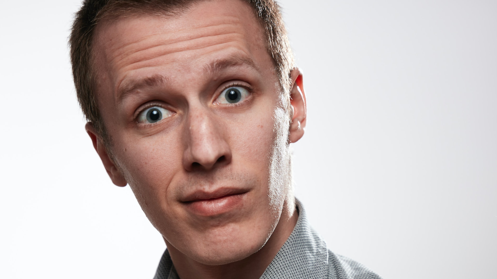 Muž s prekvapeným výrazom