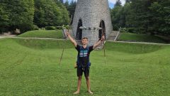 Beno Šutika drží palice nad hlavou