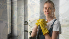 Upratovačka sa usmieva