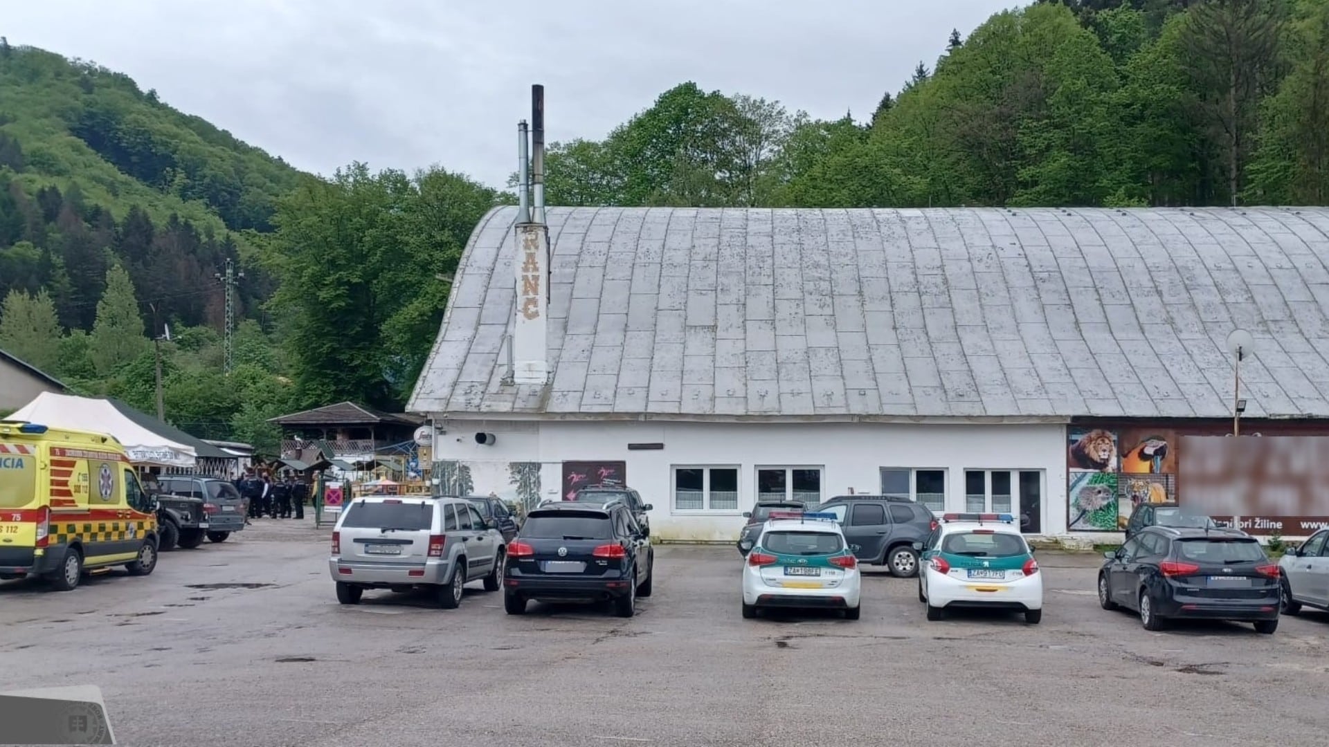 Policajné autá a záchranka v ZOO na mieste tragédie