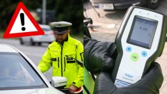 Policajt kontroluje vodiča vozidla a alkotester