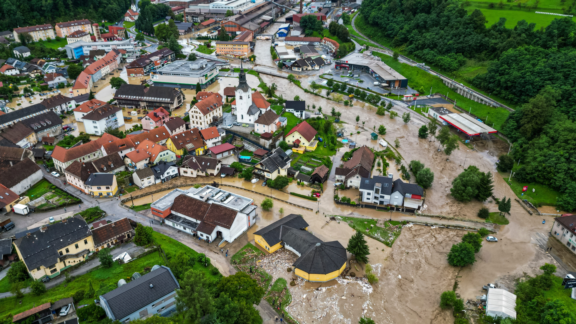 Na snímke zaplavené ulice v meste Ravne na Koroškem na severe Slovinska neďaleko hraníc s Rakúskom.